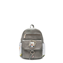 Mochila con solapa y estampado de hardware
