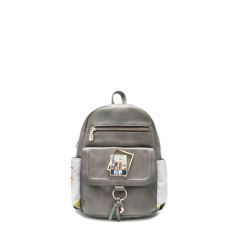 Mochila con solapa y estampado de hardware